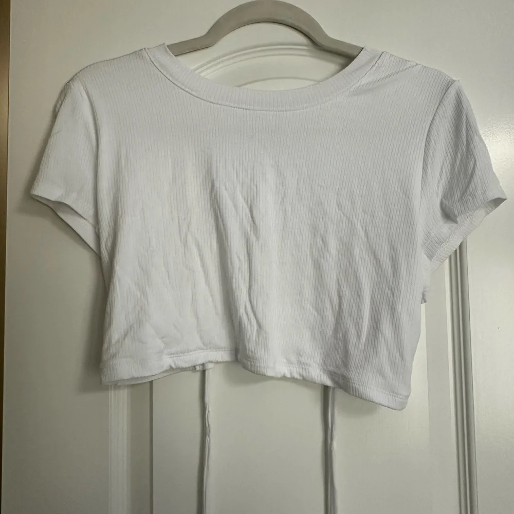 Offline by aeri cropped top - Picture 2 of 4